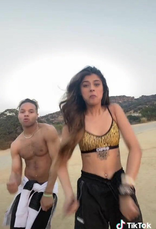 5. Sexy Nupur Sharma Con Sujetador Deportivo Leopardo En La Playa