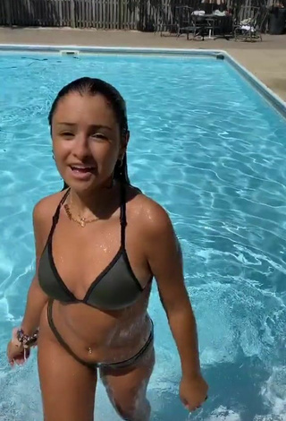 3. Más Caliente Gabriellannalisa Con Bikini Gris En La Piscina