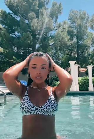 Sexy Gabriellannalisa con Bikini Leopardo en la piscina