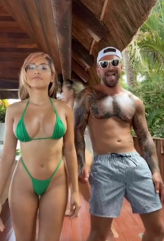 Caliente Maddy Belle enseña escote con Mini Bikini Verde