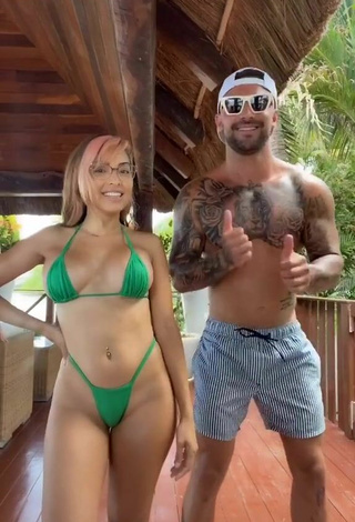 2. Caliente Maddy Belle Enseña Escote Con Mini Bikini Verde