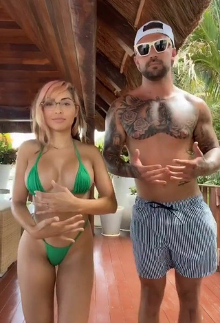 4. Caliente Maddy Belle Enseña Escote Con Mini Bikini Verde