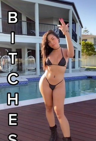 Caliente Maddy Belle Enseña el culo en la piscina