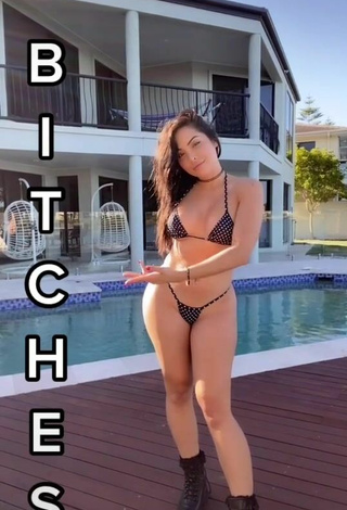 2. Caliente Maddy Belle Enseña El Culo En La Piscina