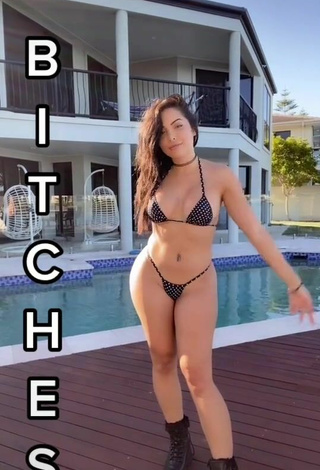 3. Caliente Maddy Belle Enseña El Culo En La Piscina