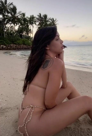 Sexy Maddy Belle con Tanga en la playa