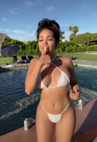 5. Caliente Maddy Belle Enseña Escote Con Bikini Blanco En La Piscina