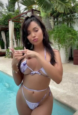 3. Sensual Maddy Belle Enseña Escote Con Fascinantes Bikini En La Piscina