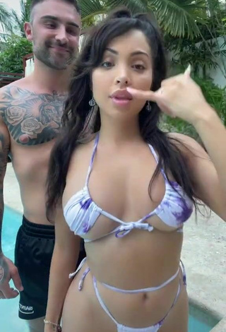 5. Sensual Maddy Belle Enseña Escote Con Fascinantes Bikini En La Piscina