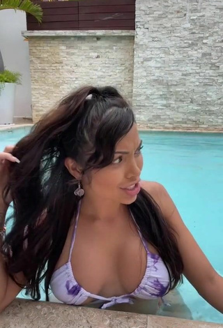 3. Caliente Maddy Belle Enseña Escote Con Sujetador De Bikini En La Piscina