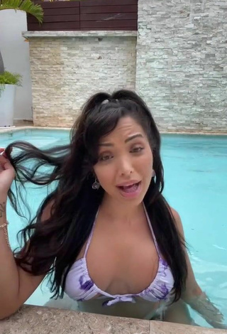 4. Caliente Maddy Belle Enseña Escote Con Sujetador De Bikini En La Piscina