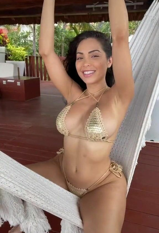 3. Guapísima Maddy Belle Enseña Escote Con Atractivos Bikini Dorado