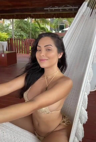 2. Más Caliente Maddy Belle Enseña Escote Con Bikini Dorado