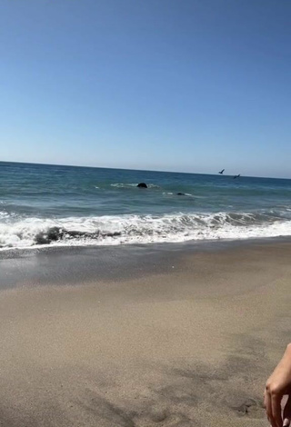 Erótica Maddy Belle enseña escote con Bikini en la playa