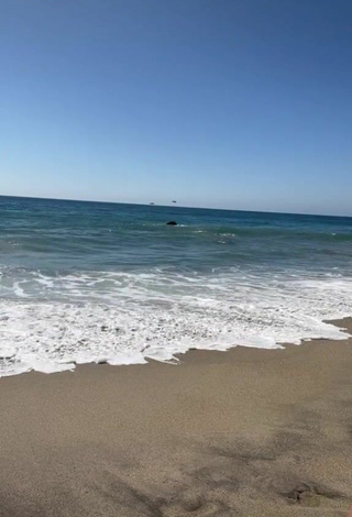 3. Erótica Maddy Belle Enseña Escote Con Bikini En La Playa