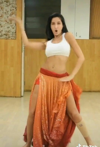 2. Sexy Nora Fatehi Con Top Corto Blanco