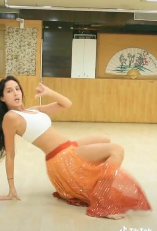 4. Sexy Nora Fatehi Con Top Corto Blanco