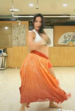 5. Sexy Nora Fatehi Con Top Corto Blanco