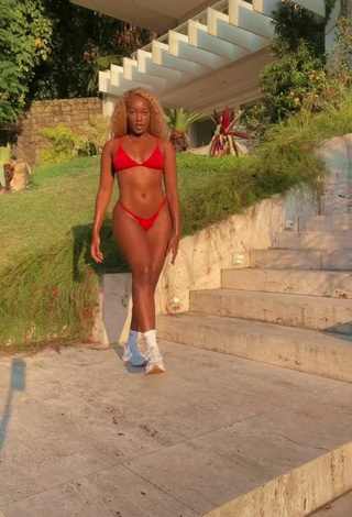 Sexy Iza con Bikini Rojo