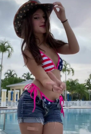 1. Sexy Jenny Popach Con Bikini En La Piscina