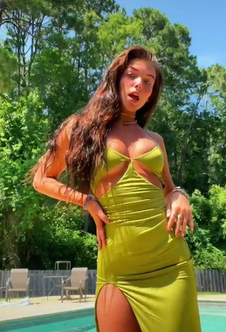 3. Sexy Jordan Beckham Con Vestido Verde En La Piscina