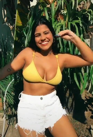 4. Linda Julia Antunes Enseña Escote Con Encantadores Sujetador De Bikini