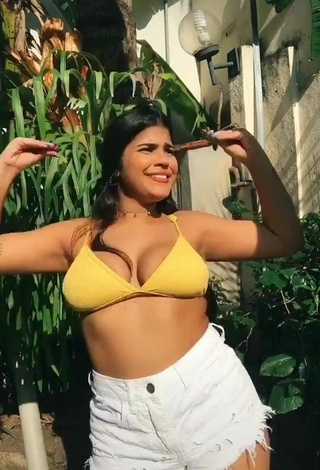 Sensual Julia Antunes enseña escote con Fascinantes Sujetador de Bikini