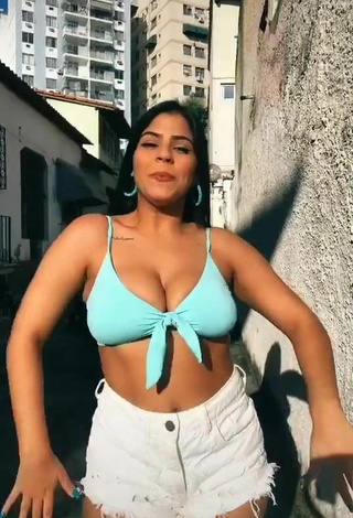 Bonita Julia Antunes enseña escote con Sujetador de Bikini