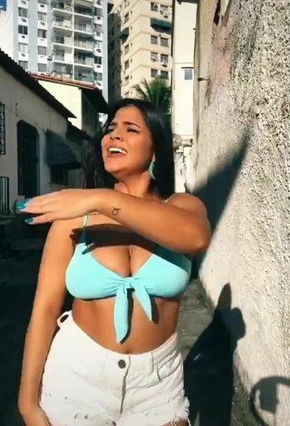 3. Bonita Julia Antunes Enseña Escote Con Sujetador De Bikini