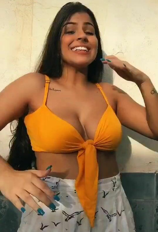 Preciosa Julia Antunes enseña escote con Top Corto