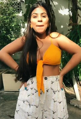 Bonita Julia Antunes enseña escote con Top Corto