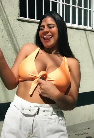 Sexy Julia Antunes enseña escote con Top Corto