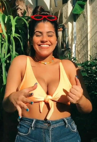 Sexy Julia Antunes con Sujetador de Bikini y Tetas Saltarinas