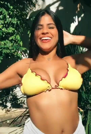 5. Julia Antunes Enseña Escote Con Deslumbrantes Sujetador De Bikini Y Tetas Saltarinas