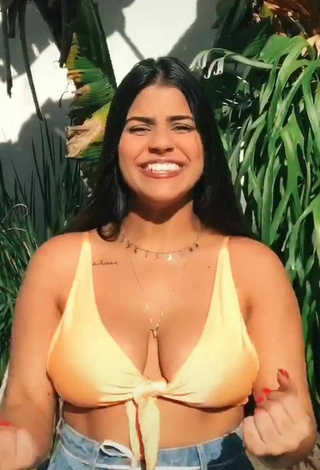 Julia Antunes Parece Maravillosa con Sujetador de Bikini