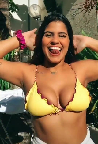 3. Julia Antunes Enseña Escote Con Apasionantes Sujetador De Bikini Y Tetas Saltarinas