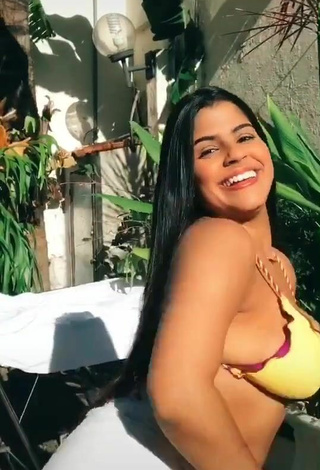 4. Julia Antunes Enseña Escote Con Apasionantes Sujetador De Bikini Y Tetas Saltarinas