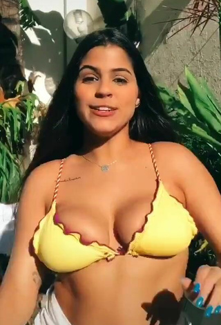 5. Julia Antunes Enseña Escote Con Apasionantes Sujetador De Bikini Y Tetas Saltarinas