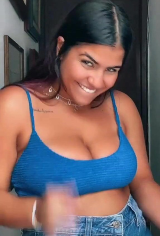 1. Increíble Julia Antunes Enseña Escote Con Top Corto Azul