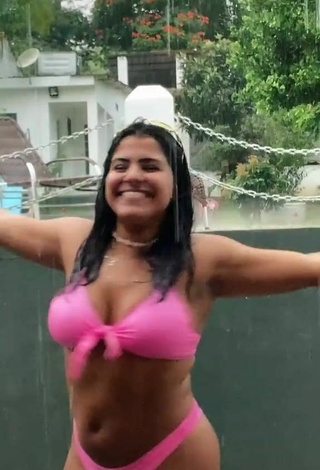 2. Atractiva Julia Antunes Enseña Escote Con Seductores Bikini Rosa Y Tetas Saltarinas