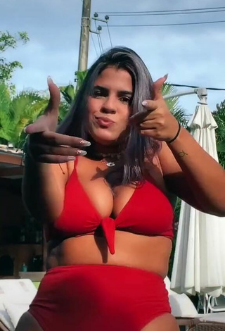 3. Más Caliente Julia Antunes Enseña Escote Con Bikini Rojo