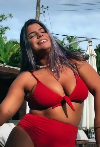 5. Más Caliente Julia Antunes Enseña Escote Con Bikini Rojo