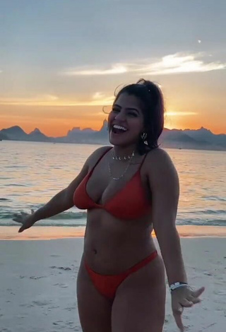 Atractiva Julia Antunes con Provocativos Bikini Rojo en la playa