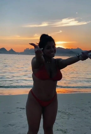 2. Atractiva Julia Antunes Con Provocativos Bikini Rojo En La Playa