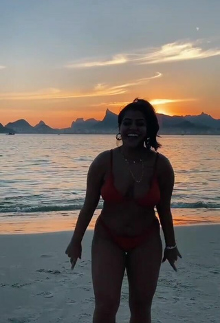 3. Atractiva Julia Antunes Con Provocativos Bikini Rojo En La Playa