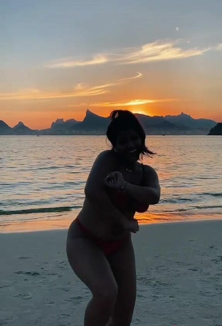 5. Atractiva Julia Antunes Con Provocativos Bikini Rojo En La Playa