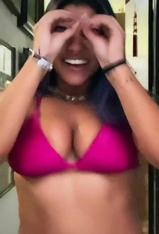 Sensual Julia Antunes enseña escote con Fascinantes Bikini Violeta y Senos Saltarines