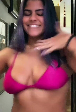 2. Sensual Julia Antunes Enseña Escote Con Fascinantes Bikini Violeta Y Senos Saltarines