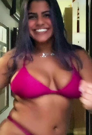 3. Sensual Julia Antunes Enseña Escote Con Fascinantes Bikini Violeta Y Senos Saltarines