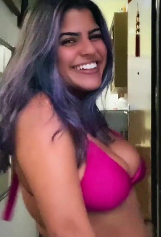 4. Sensual Julia Antunes Enseña Escote Con Fascinantes Bikini Violeta Y Senos Saltarines